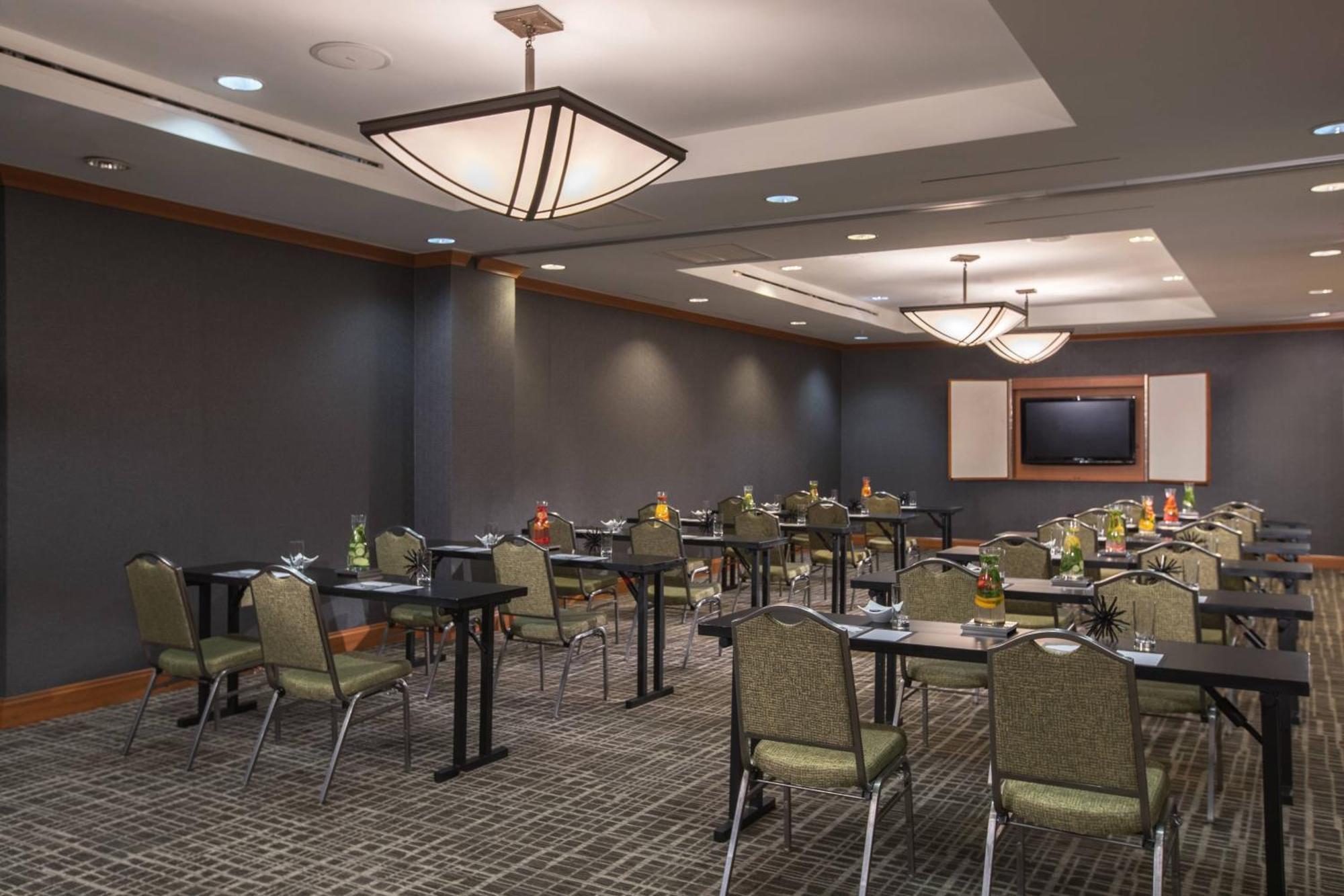 Renaissance North Hills 4*